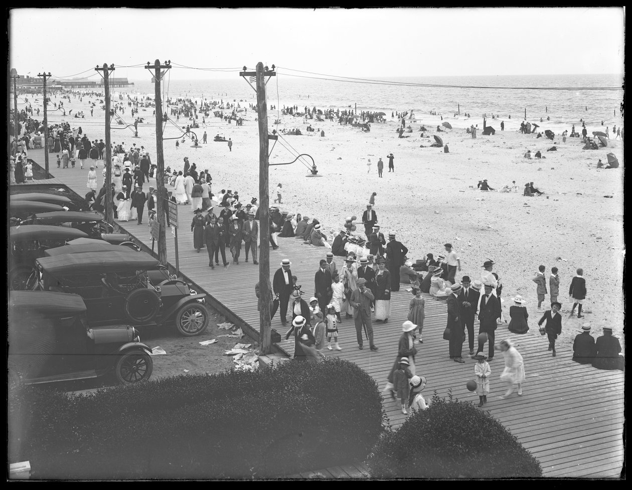 बोर्डवॉक का दृश्य और कर्ली होटल, बेले हार्बर, क्वींस, 11 जुलाई 1915 से समुद्र तट द्वारा विलियम डेविस हसलर