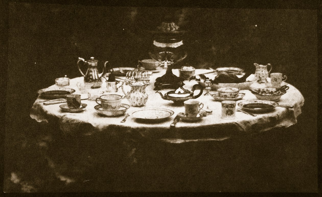 सुरुचिपूर्ण ढंग से सेट की गई तालिका, c.1841 (कैलोटाइप नकारात्मक से नमक पेपर प्रिंट) द्वारा विलियम हेनरी फॉक्स टैलबोट
