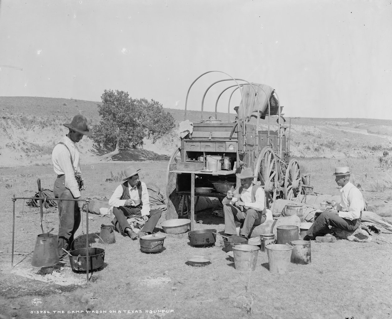 टेक्सास राउंडअप पर कैंप वैगन, c.1900 (b/w फोटो) द्वारा विलियम हेनरी जैक्सन