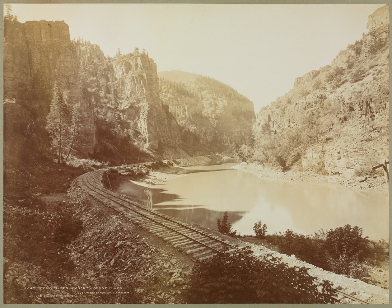 इको क्लिफ्स, ग्रांड नदी के घाटी, ग्लेनवुड एक्सटेंशन, कोलोराडो, 1885। द्वारा विलियम हेनरी जैक्सन