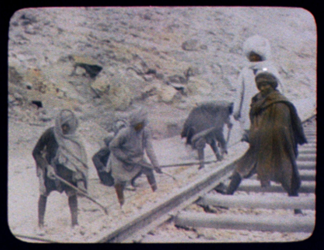 रेलवे लाइन का निर्माण करने वाले भारतीय श्रमिक, 1880 (हाथ से रंगीन फोटो) द्वारा विलियम हेनरी जैक्सन