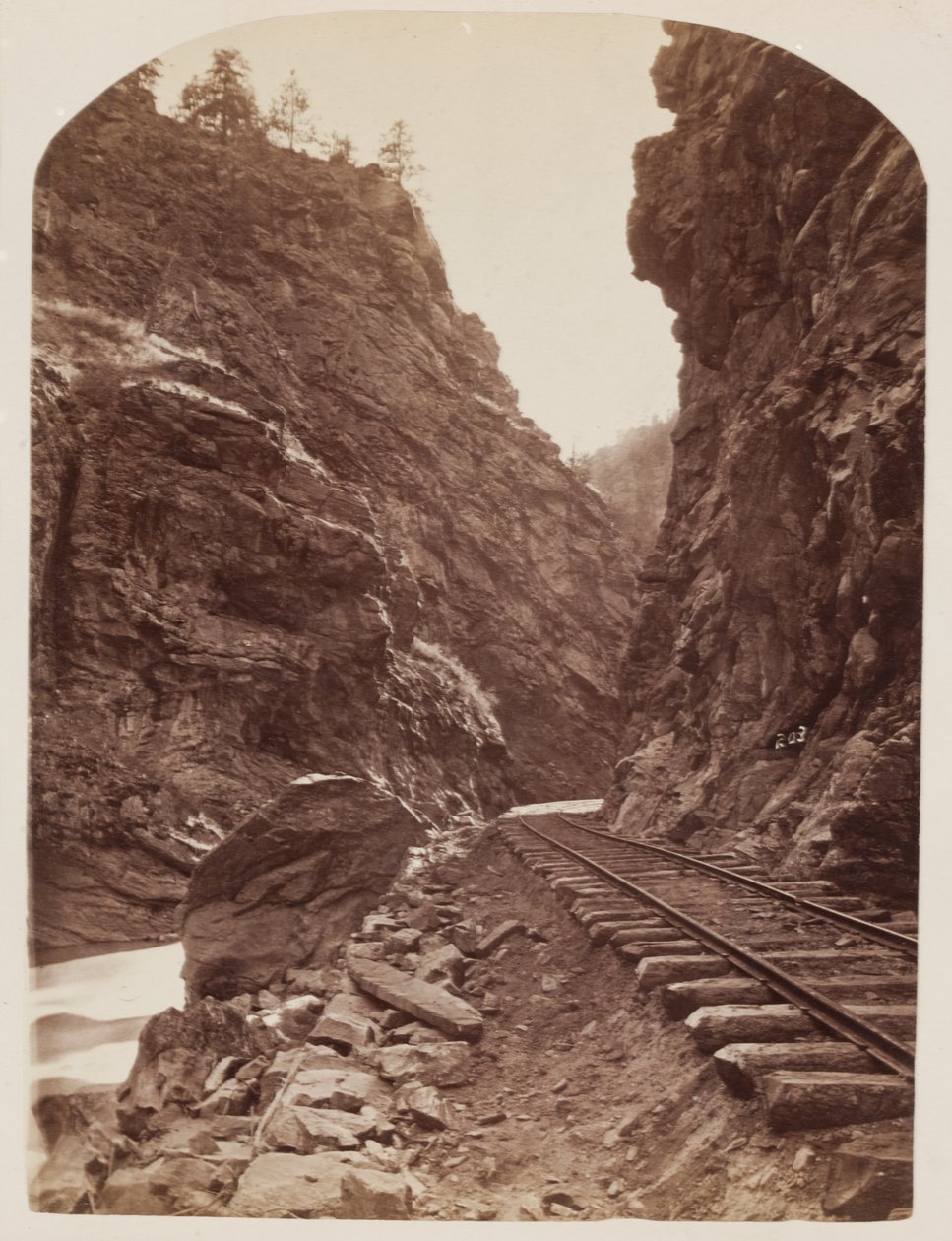रॉकी में एक रेलरोड का दृश्य, c.1865 (गीले कोलोडियन नेगेटिव से एल्बम प्रिंट) द्वारा विलियम हेनरी जैक्सन