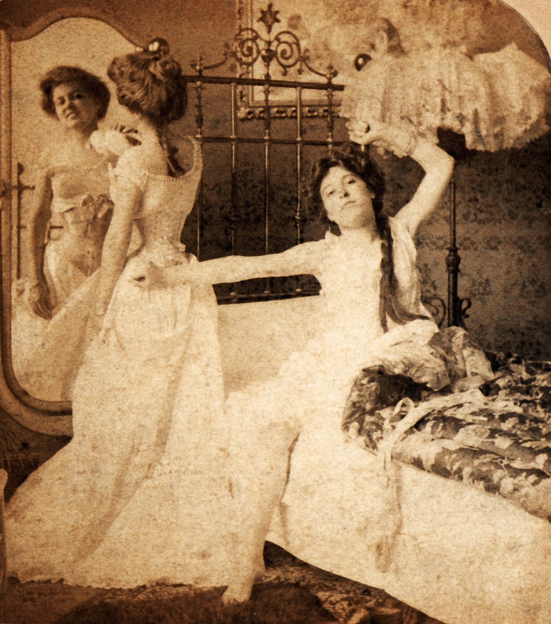 &39;द लेट रिसर&39;, हास्यपूर्ण स्टीरियोस्कोपिक कार्ड, c.1900 (सीपिया फोटो) (473257 फोटो भी देखें) द्वारा विलियम हरमन राउ