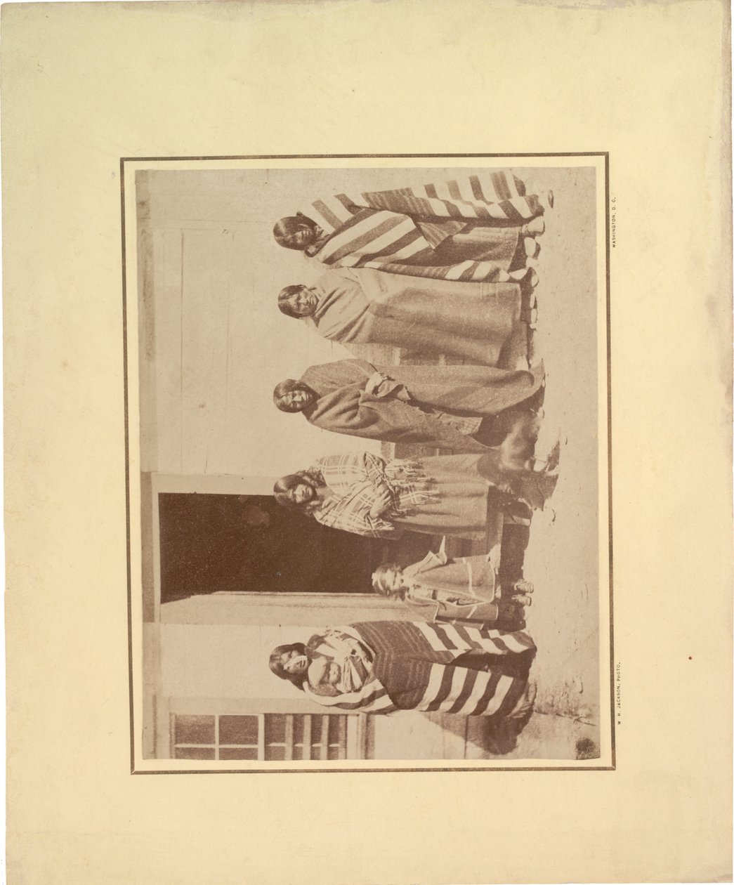 युवा लड़की और बच्चे के साथ पांच मूल अमेरिकी महिलाओं का समूह, 1871 (सीपिया फोटो) द्वारा विलियम हिक्स जैक्सन