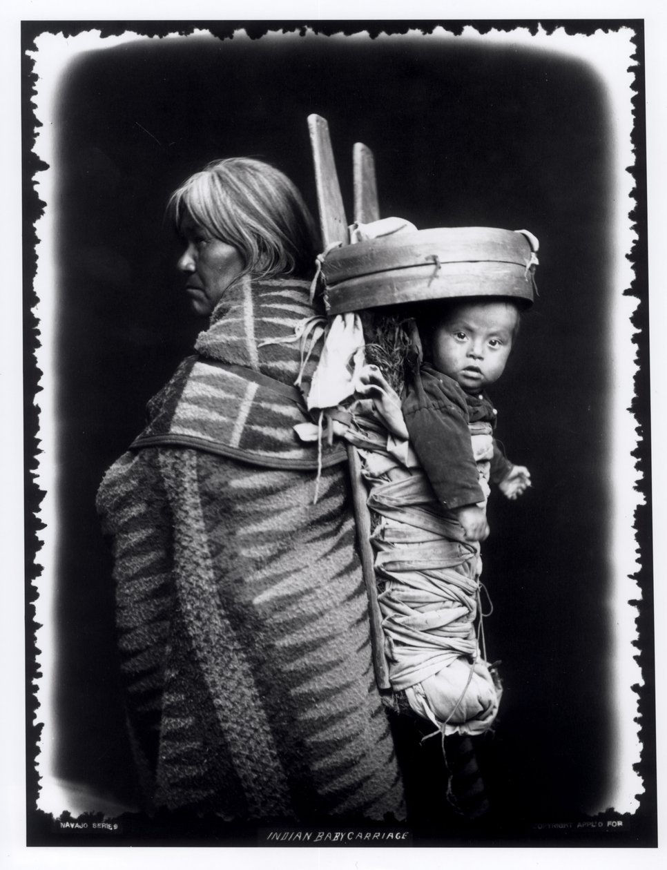 नाहाओ महिला अपनी पीठ पर एक पैपोज़ लेती हुई, c.1914 (bw photo) द्वारा विलियम बढ़ई