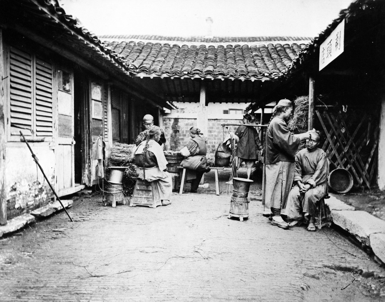 चाइना के कंट्री हाउस में इटीनरेंट नाइयों, c.1875 द्वारा विलियम सॉन्डर्स