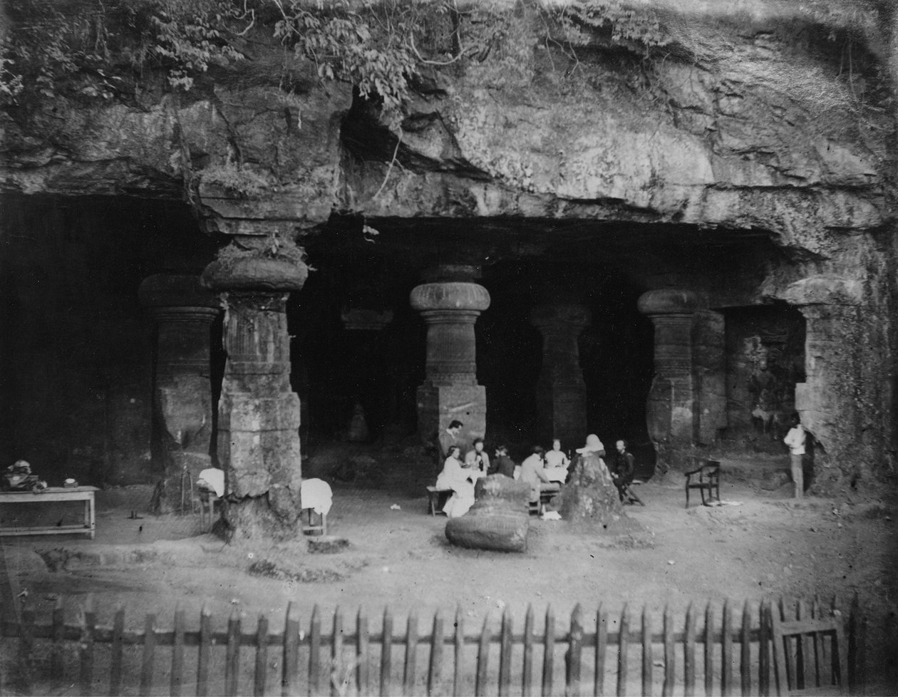 भारत: 1870 के दशक में बॉम्बे के पास एलीफेंटा गुफाओं के प्रवेश द्वार पर पिकनिक द्वारा Willoughके द्वारा वालेस हूपर