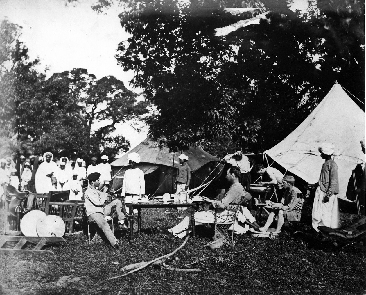 विलेज हेड-मैन साहब-लॉग को अपना सम्मान देते हैं, c.1870s द्वारा Willoughके द्वारा वालेस हूपर