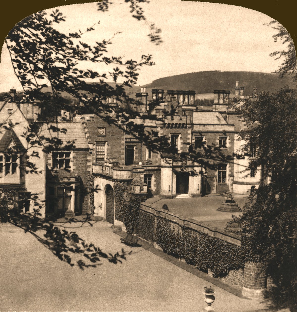 एबॉट्सफ़ोर्ड, होम ऑफ़ सर वाल्टर स्कॉट, स्कॉटलैंड, 1896। द्वारा वर्क्स एंड सन स्कल्पचर स्टूडियो