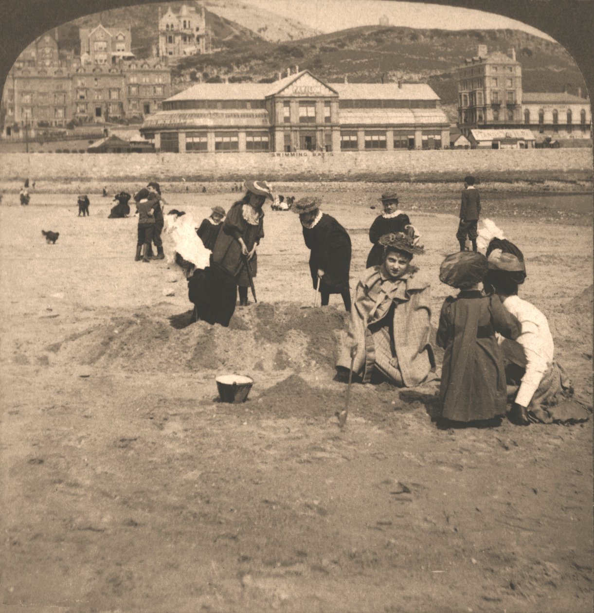 1894 में वेल्स के लैंदुड्नो समुद्र तट पर। द्वारा वर्क्स एंड सन स्कल्पचर स्टूडियो
