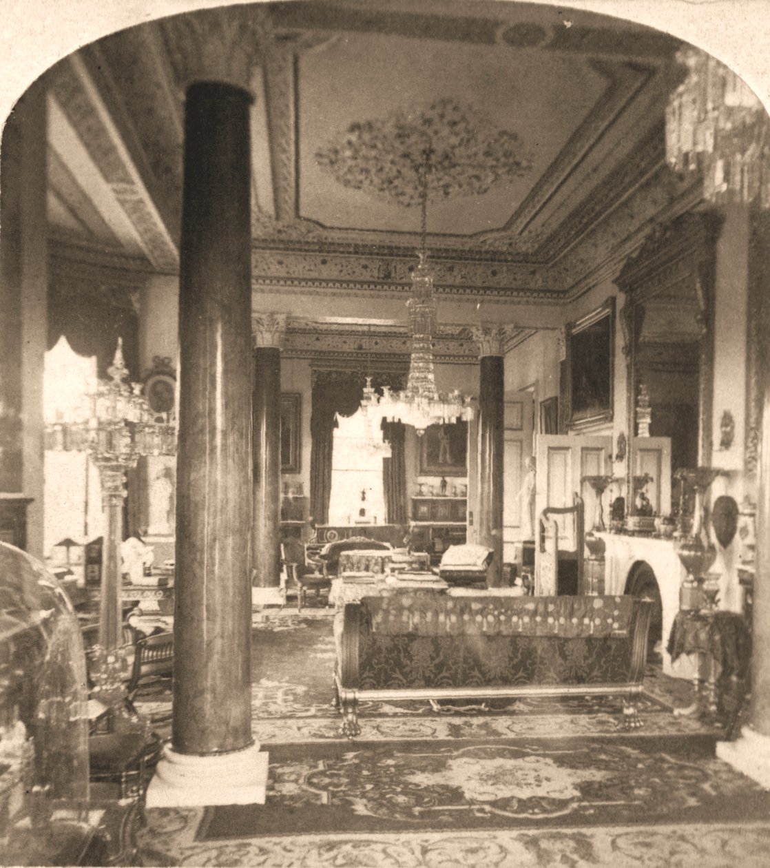 ड्राइंग रूम, क्वीन विक्टोरियास मरीन रेसिडेंस, ओसबोर्न हाउस, IOW, 1900। द्वारा वर्क्स एंड सन स्कल्पचर स्टूडियो