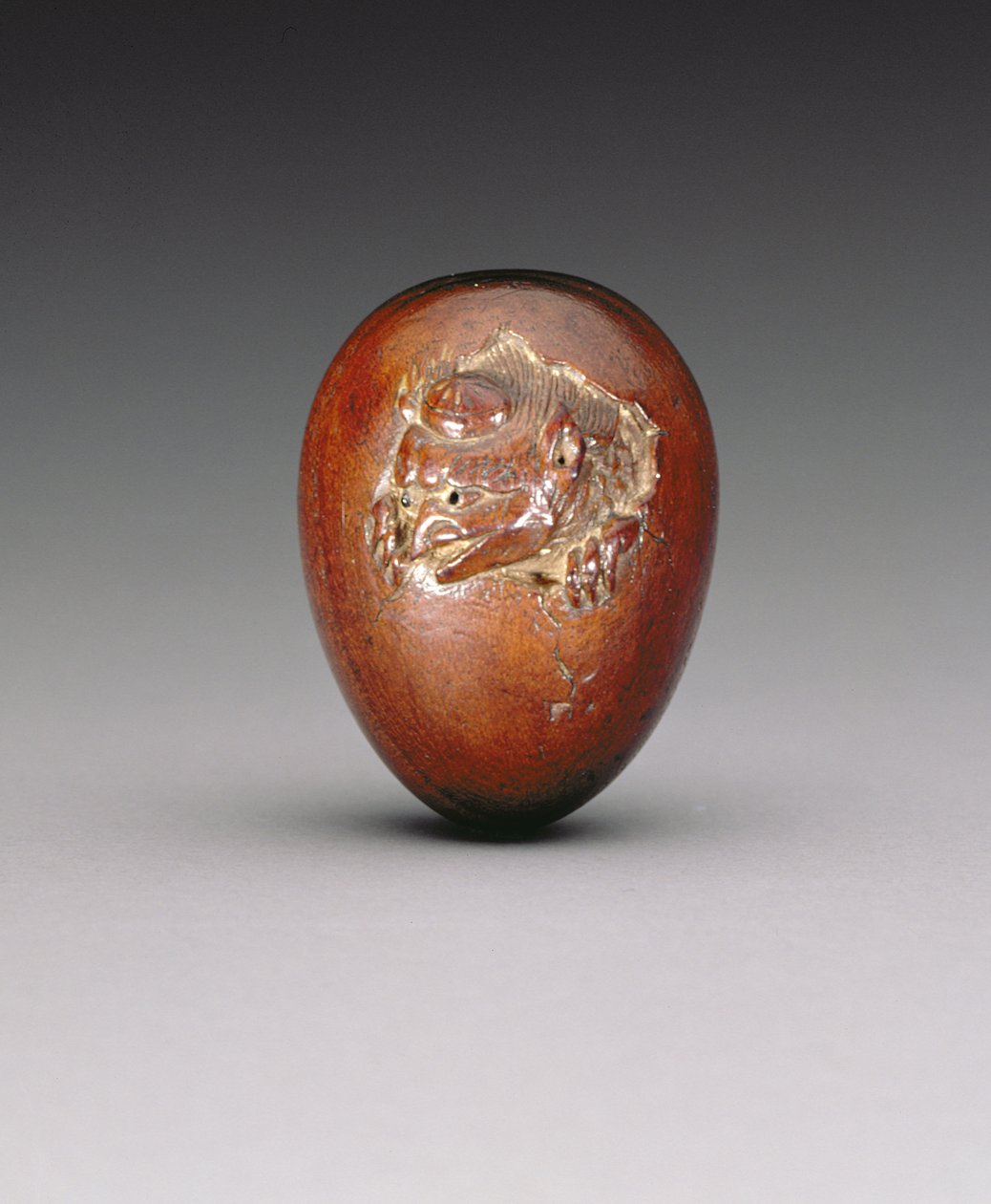 अपने अंडे से निकलने वाले एक कौवे का चित्रण करते हुए नेटसुक, c.1800-20 (सॉफ्टवुड) द्वारा Yuzan
