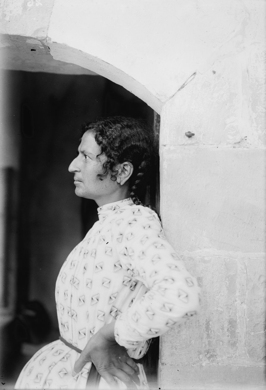नब्लस की एक सामरी महिला, c.1920 (बी/डब्ल्यू फोटो) द्वारा . .