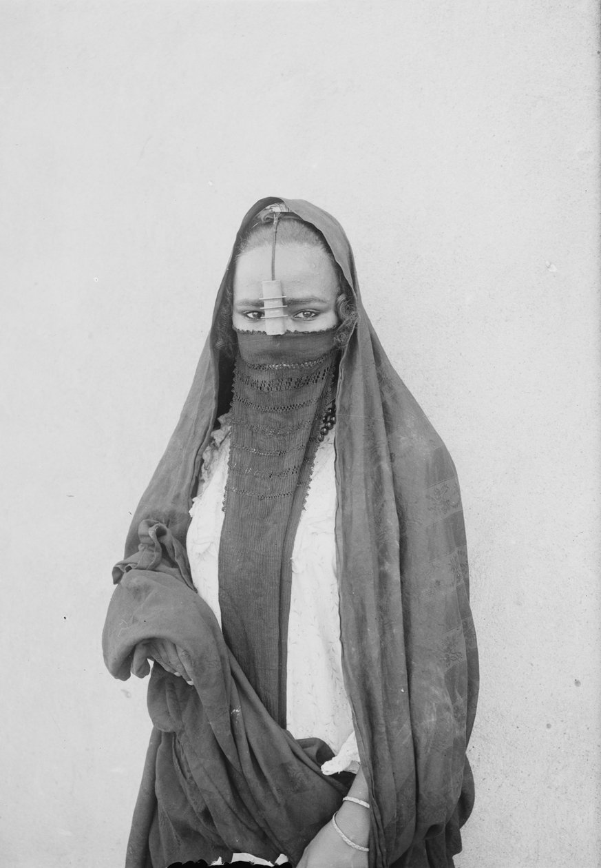 ए वील्ड वुमन, काहिरा, c.1910 (बी/डब्ल्यू फोटो) द्वारा . .