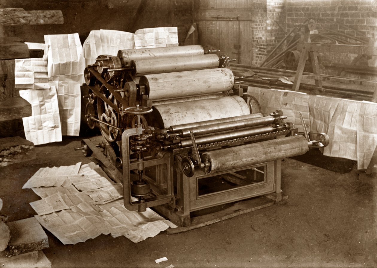 एक प्रिंटिंग प्रेस: अखबारों की छपाई के लिए रोटरी प्रेस, लगभग 1900 (बी/डब्ल्यू फोटो) द्वारा . .