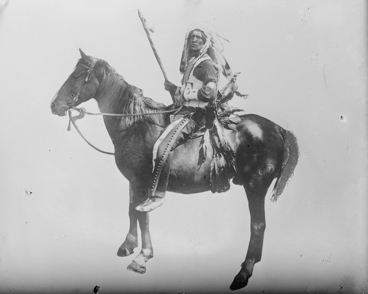 चीफ डीप स्काई-इंडियन घोड़े पर सवार, c.1900 (बी/डब्ल्यू फोटो) द्वारा . .