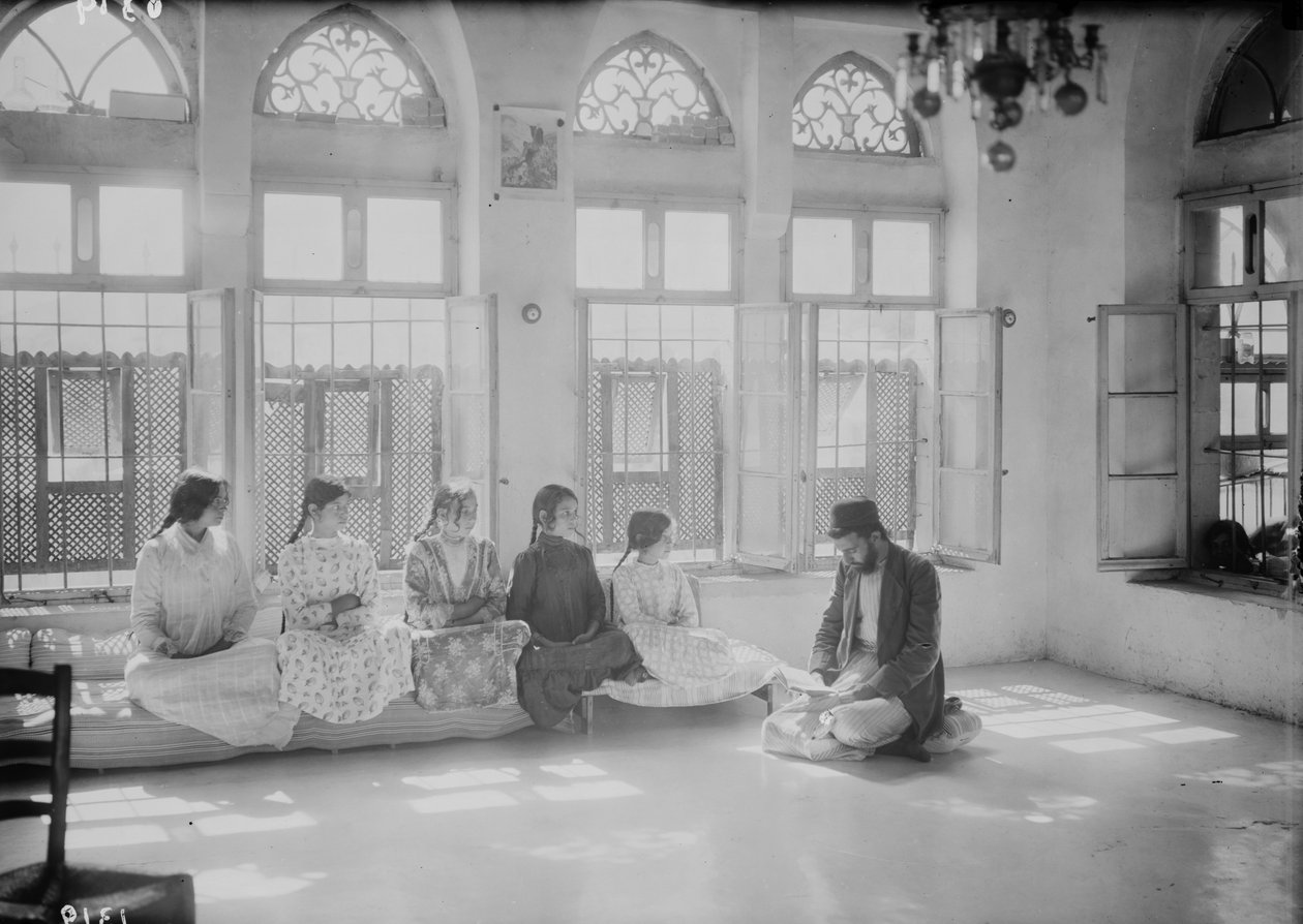 नब्लस में एक सामरी स्कूल में बच्चे और शिक्षक, c. 1920 (बी/डब्ल्यू फोटो) द्वारा . .