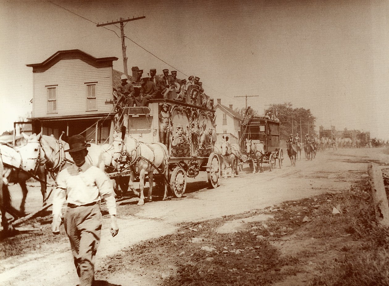 सर्कस टाउन आता है, c.1905(फोटो) द्वारा . .