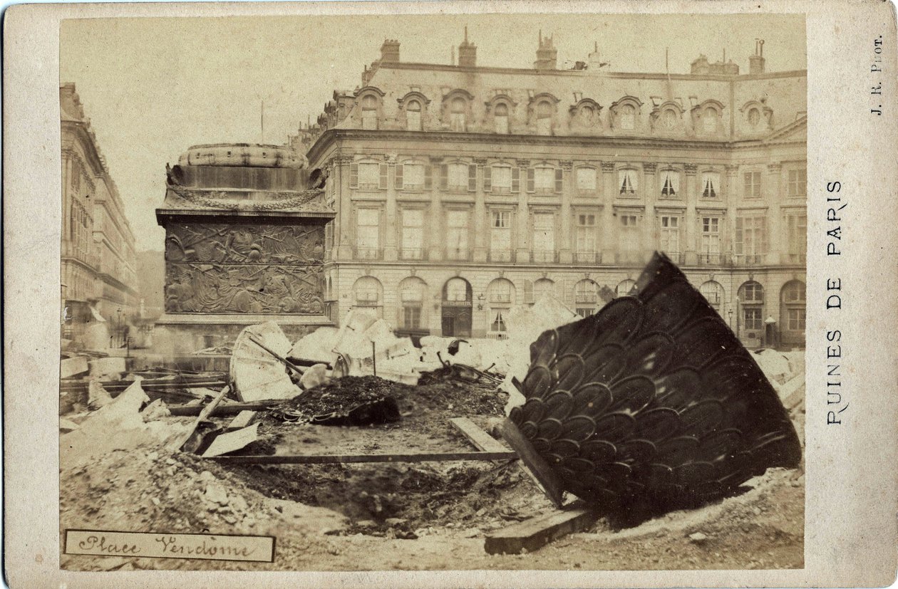 पेरिस का कम्यून (1871): पेरिस में प्लेस वेंडोम पर खंडहर। फोटोग्राफी 1871. आकार 16.5x10.8 सेमी द्वारा फ्रेडरिक (एटीआर) बरनार्ड