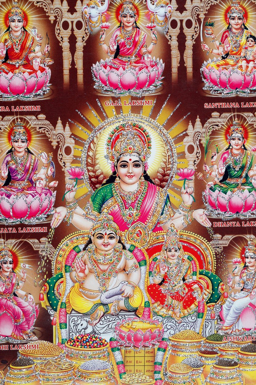 विष्णु की पत्नी लक्ष्मी समृद्धि, सौभाग्य और सौंदर्य की देवी हैं। द्वारा . .