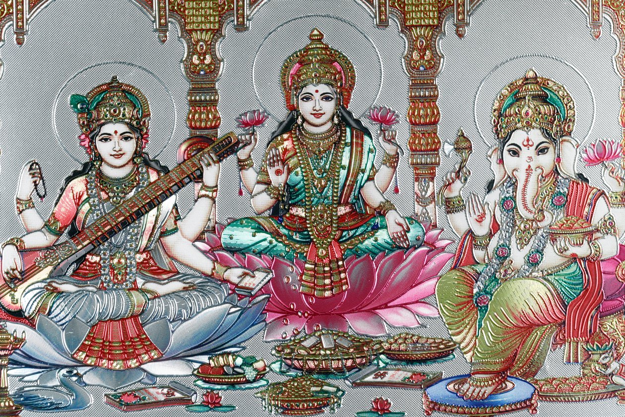 विष्णु की पत्नी लक्ष्मी समृद्धि, सौभाग्य और सौंदर्य की देवी हैं। गणेश। द्वारा . .