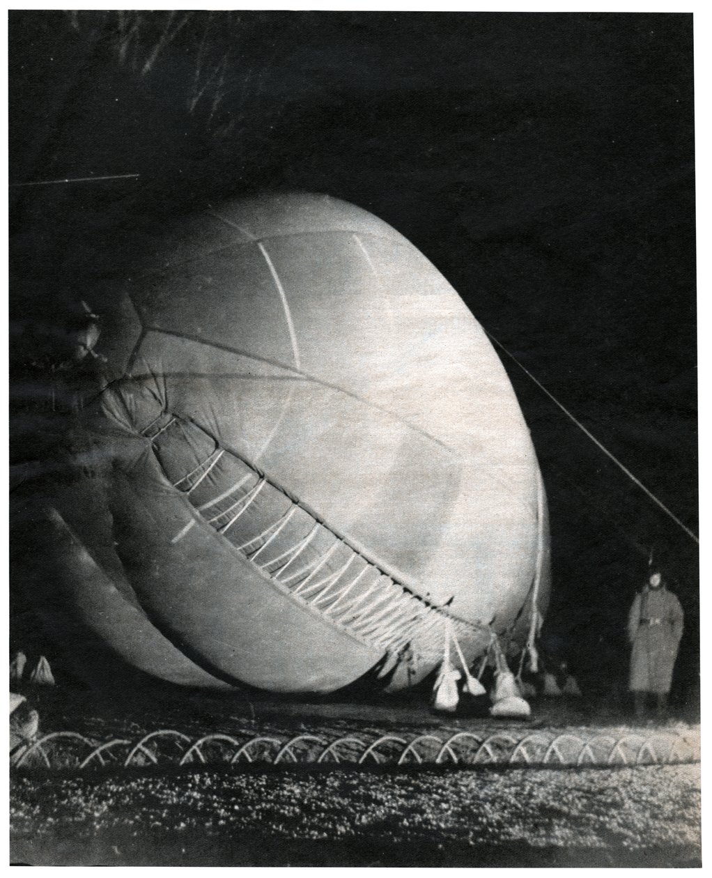 लॉकडाउन इन पेरिस, WW II, सीए 1940-1943 द्वारा . .