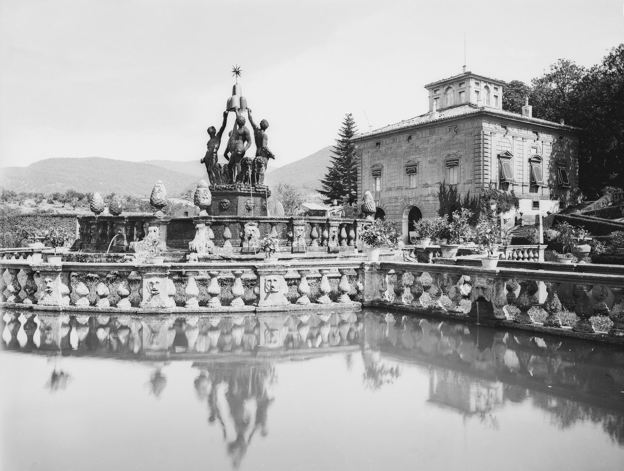 Viterbo के बाहरी इलाके में Bagnaia में Villa Lante में मुख्य फव्वारा। द्वारा स्कूल कैनेडियन