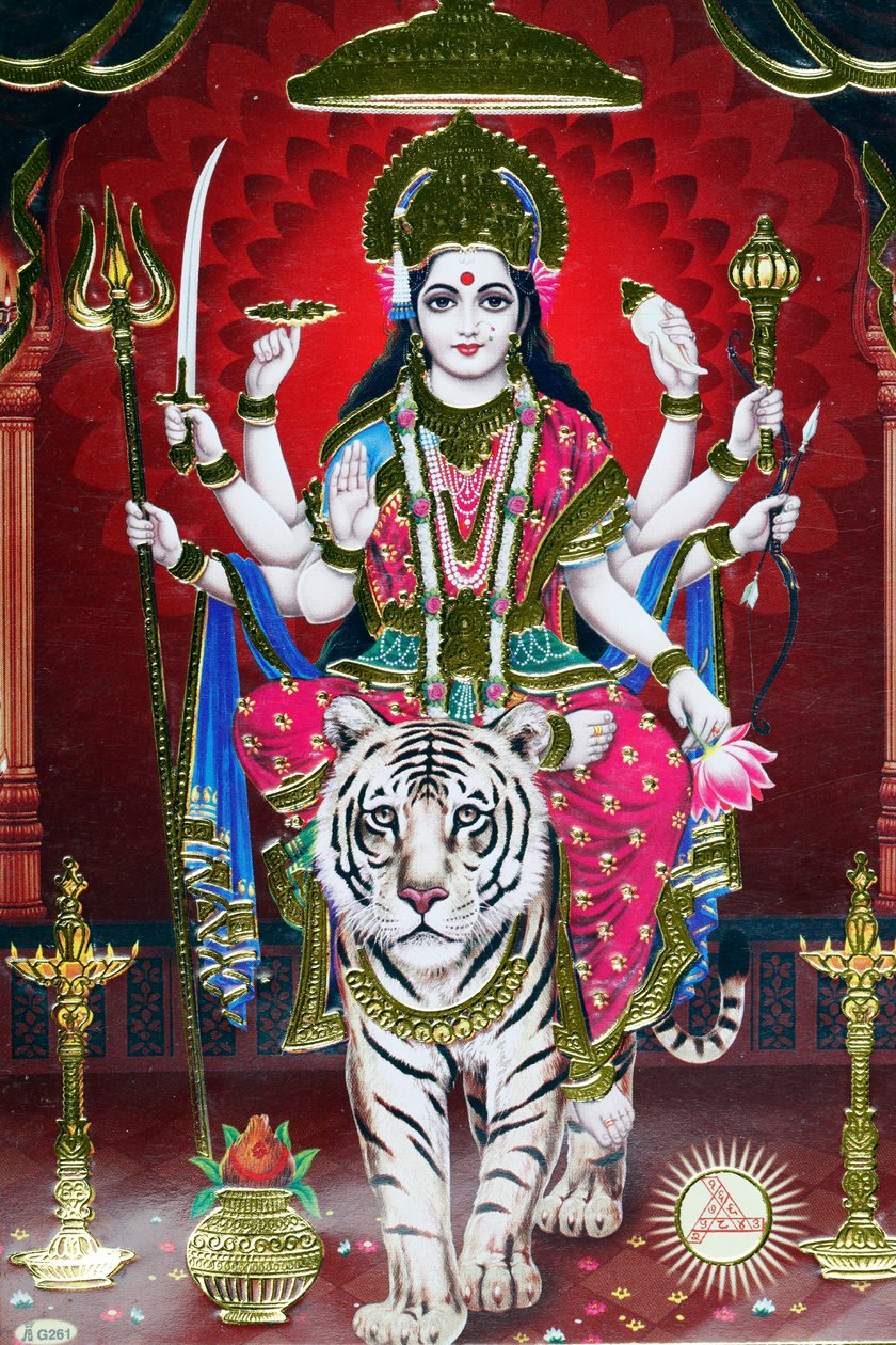 एक बाघ पर हिंदू देवी दुर्गा की तस्वीर। द्वारा . .