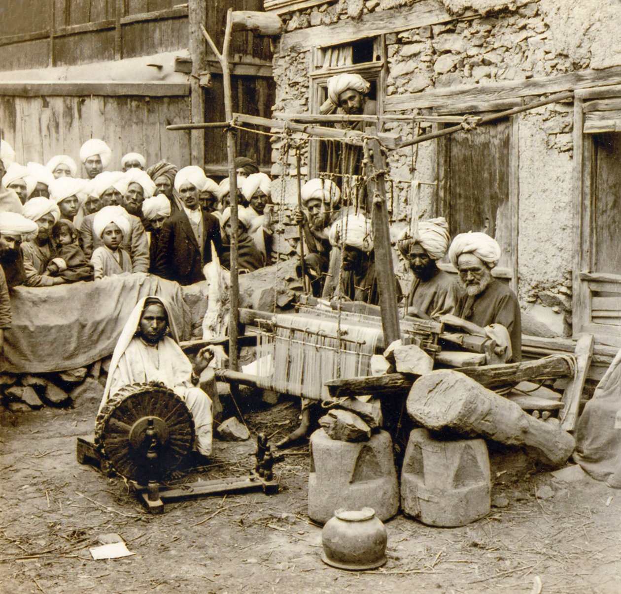 ऊनी शॉल कताई और बुनाई, श्रीनगर, कश्मीर, भारत c.1901 (फोटो) द्वारा फ्रेडरिक (एटीआर) बरनार्ड