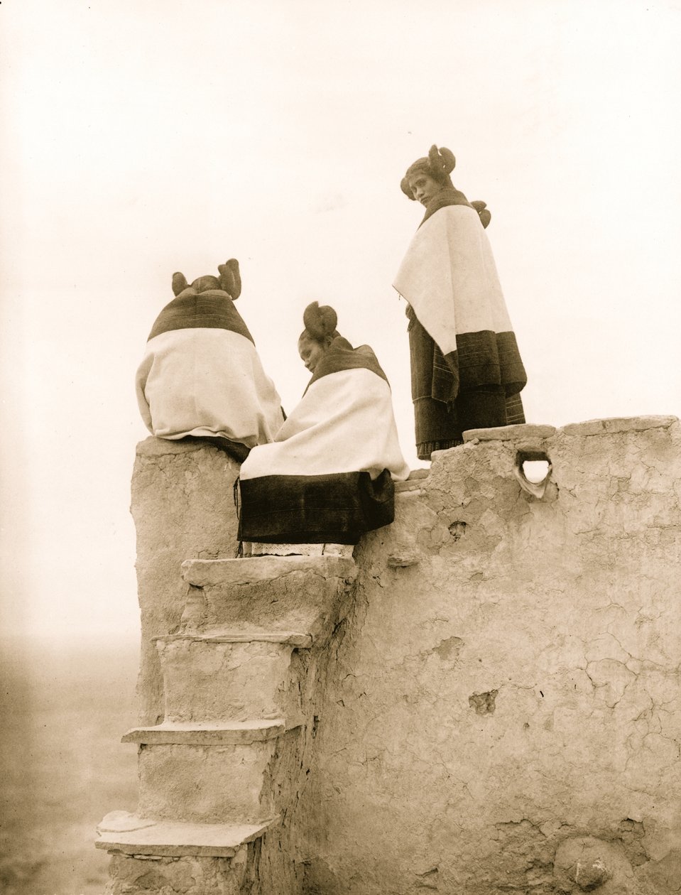 एडोब स्टेप्स के शीर्ष पर तीन होपी महिलाएं, न्यू मैक्सिको 1906 (फोटो) द्वारा जॉन एर्लेंडसन