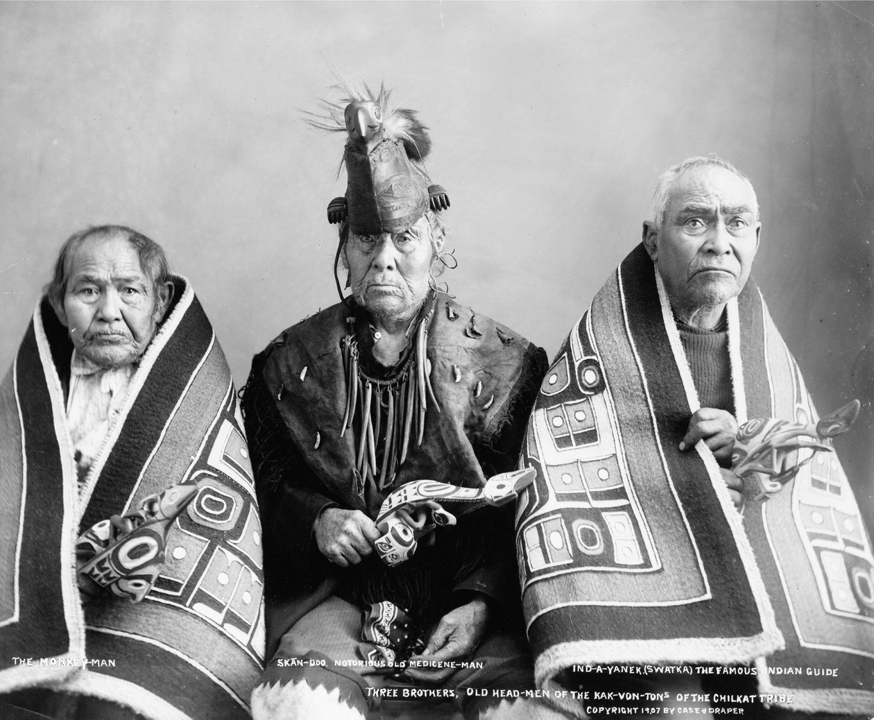 तीन भाई, चिल्कट जनजाति के काक-वॉन-टोंस के बूढ़े मुखिया, c.1907 (बी/डब्ल्यू फोटो) द्वारा . .