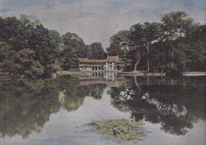 ले पेटिट ट्रायोन, हेमलेट और झील का दृश्य (रंगीन फोटो) द्वारा (बाद में) फ्रांसीसी फोटोग्राफर