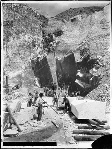अल्पी अपुआने (कैरारा)। खदान और संगमरमर के ब्लॉकों को चुकता किया जा रहा है (बी / डब्ल्यू फोटो)