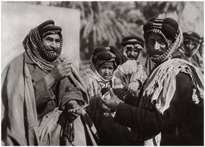 एक शेख, प्रसिद्ध अरब कॉफी, इराक, 1925 का आनंद ले रहा है द्वारा ए केरीम