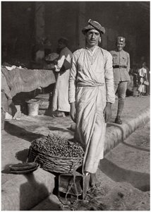 एक छोटा व्यापार जो थोड़ा लाभ लाता है, इराक, 1925। द्वारा ए केरीम