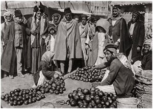1925 में इराक के बगदाद में फलों का बाजार द्वारा ए केरीम