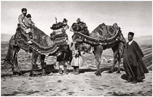 1925 के कर्बला, इराक के रास्ते पर अपने ऊंटों के साथ तीर्थयात्री द्वारा ए केरीम