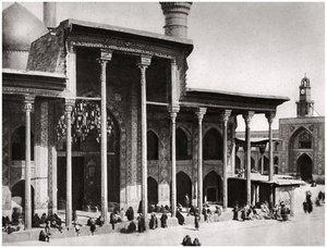 1925 में इमाम मोसा अल कदीम के मकबरे की ओर जाने वाली कादिमीन मस्जिद का प्रवेश द्वार द्वारा ए केरीम
