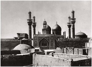 अल-कढ़िमिया मस्जिद, बगदाद, इराक का स्वर्ण गुंबद और मीनार, 1925 द्वारा ए केरीम