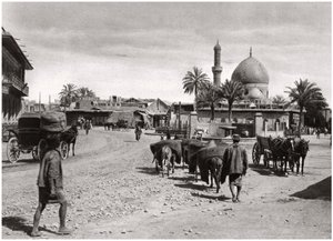 उत्तर गेट, बगदाद, इराक से एक सड़क का दृश्य, 1925। द्वारा ए केरीम