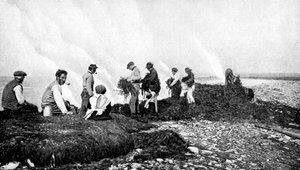 केल्प, अरन द्वीप, आयरलैंड, 1922 के लिए जलती हुई समुद्री शैवाल।