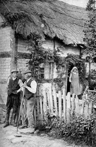 लेटन, हियरफोर्डशायर, c1922 के पास, एक झोपड़ी के बाहर दो लोग बातें करते हैं।