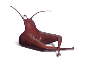 सिटिंग सममनिंग ए ड्रीम, 2004 (कांस्य के साथ लाल पेटिना) द्वारा अबीगैल वरेला