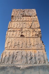शीर्ष पर राजा का समर्थन करने वाले गणमान्य व्यक्तियों की पंक्तियों को दर्शाते हुए सौ कॉलम हॉल में पश्चिम प्रवेश द्वारा एकेमेनिड