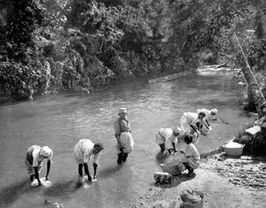 नदी में कपड़े धोती महिलाएं, पोर्ट एंटोनियो, जमैका, c1905