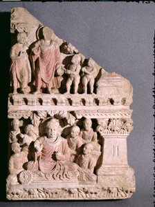 बुद्ध के जीवन के दृश्य: धूल का एक कटोरा और प्रथम उपदेश, ग्रीको-बौद्ध शैली, हद्दा, पहली-चौथी शताब्दी (चूना पत्थर)