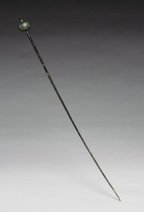 गारमेंट पिन, c.1400 ईसा पूर्व (कास्ट और गढ़ा कांस्य) द्वारा आयु कांस्य