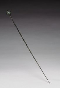 गारमेंट पिन, c.1400 ईसा पूर्व (कास्ट और गढ़ा कांस्य) द्वारा आयु कांस्य