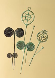 सुई, ओबेर- और उनटरबिनबाक, हैना, ग्रोसेनलुएडर और लिबेनौ (कांस्य) से द्वारा आयु कांस्य