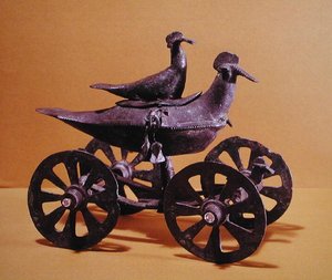 सारजेवो (कांस्य) के पास ग्लासिंक से दो पक्षियों के रूप में वोट रथ द्वारा लौह युग